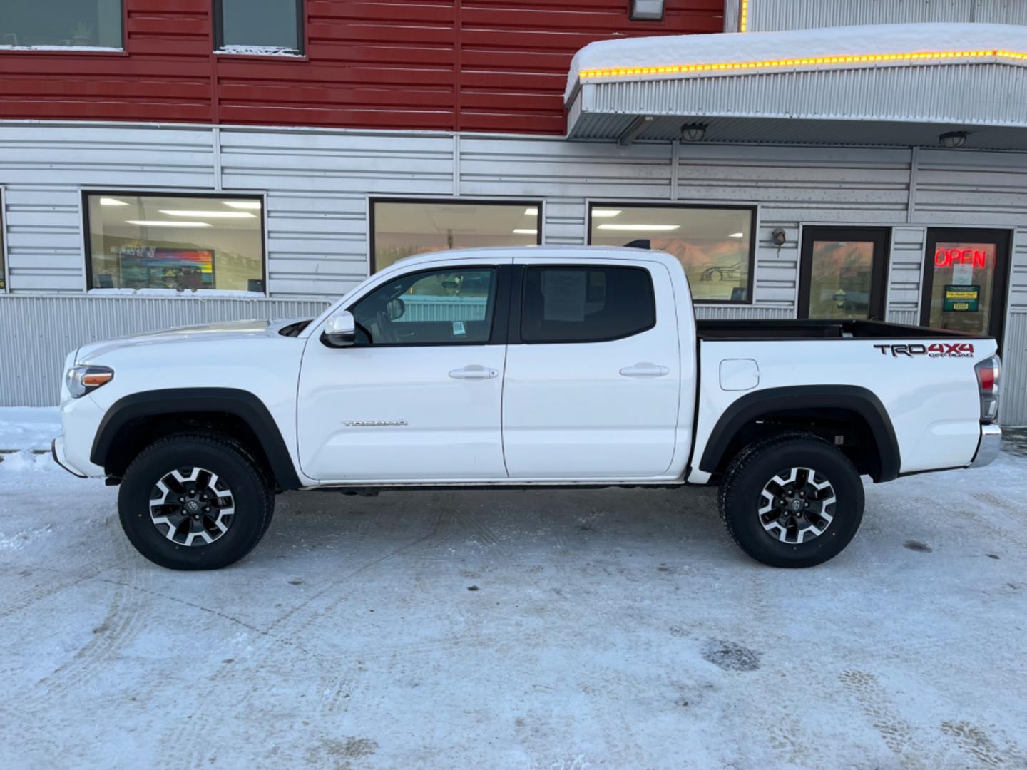 2022 WHITE /charcoal cloth TOYOTA TACOMA SR V6 (3TMCZ5AN2NM) with an 3.5L engine, Automatic transmission, located at 1960 Industrial Drive, Wasilla, 99654, (907) 274-2277, 61.573475, -149.400146 - Photo#1